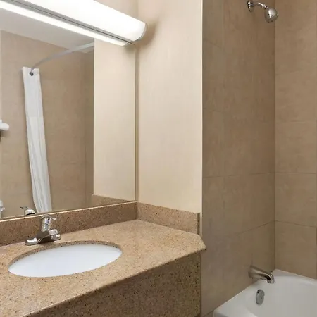 Days Inn By Wyndham London-2