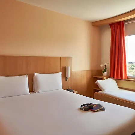 Ibis Barcelona Santa Coloma-3