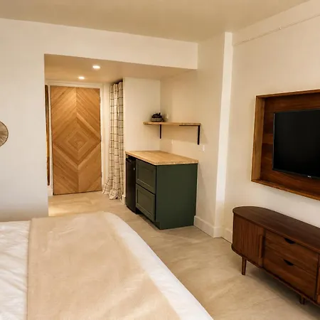 Hotel On The Cay-3