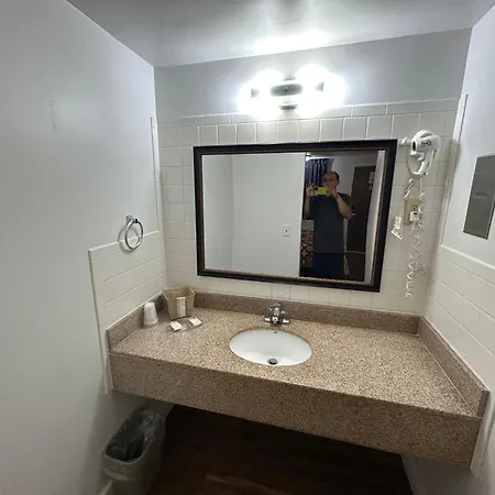 Econo Lodge Palmyra - Hershey-2