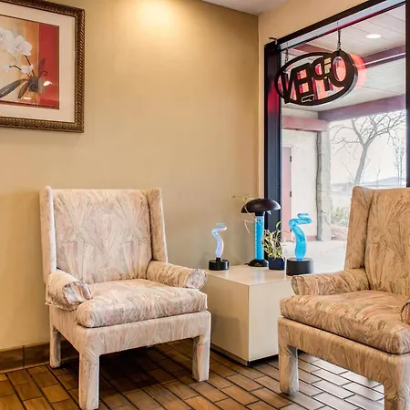 Econo Lodge Holland - Toledo-2