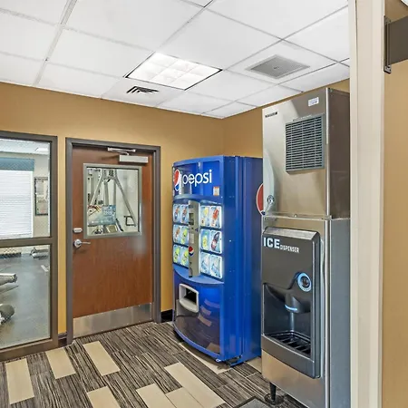 Best Western Plus Chain Of Lakes Inn & Suites-3