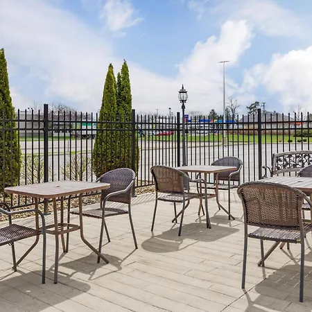 Red Lion Inn & Suites Bucyrus North-3