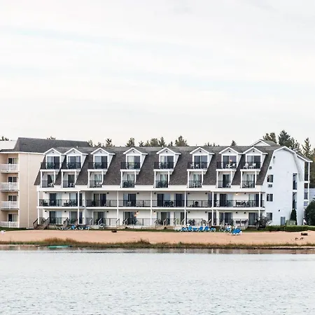 Quality Inn & Suites Mackinaw City Beachfront-3
