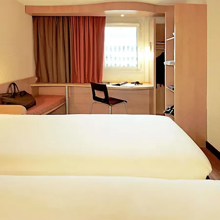Ibis Barcelona Santa Coloma-2