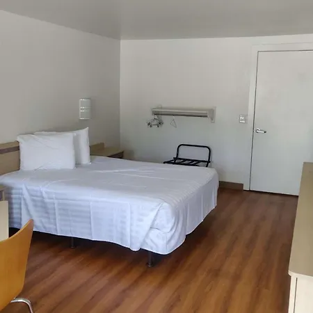 Travelodge By Wyndham Fayetteville-2