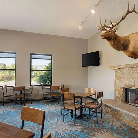 Days Inn By Wyndham Carbondale-3