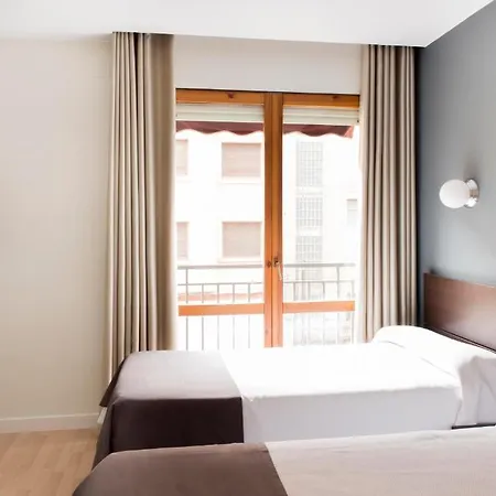 Hostal Un Punto Chic-Joaquin Costa-3