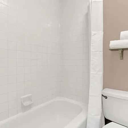 Days Inn By Wyndham Tucson City Center-2