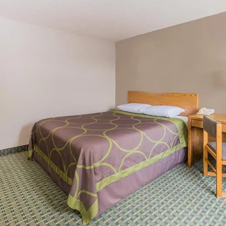 Super 8 By Wyndham St. Charles-3