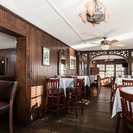 The Huntting Inn-3