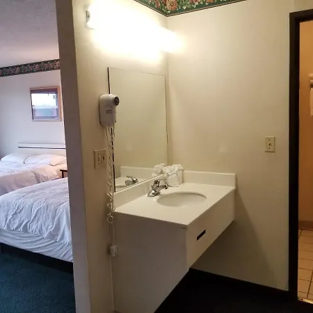 Travelstar Inn & Suites-3