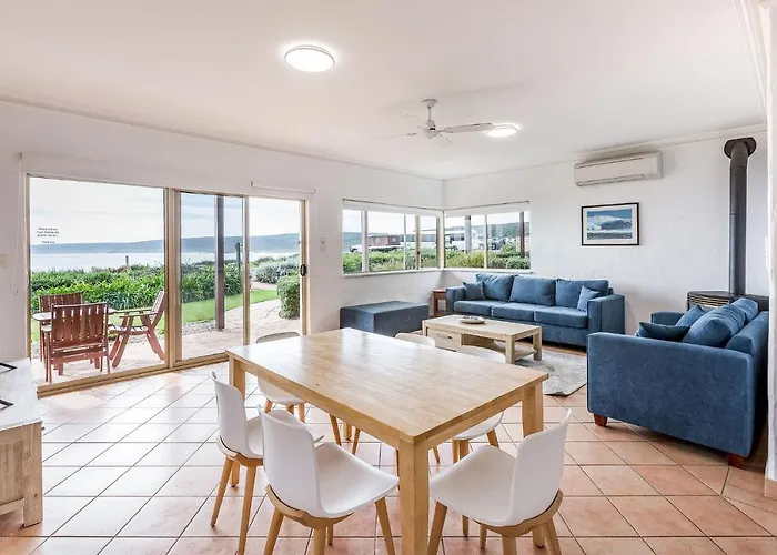 Canal Rocks Beachfront Apartments