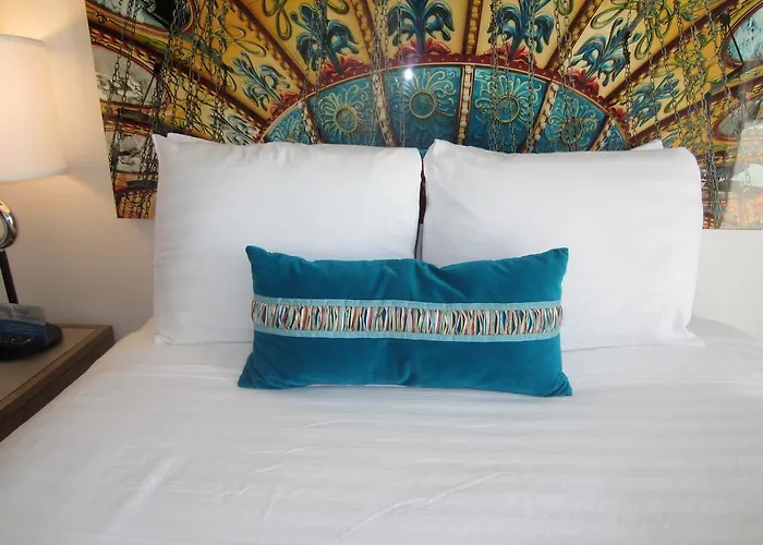 Carousel Beach Inn Santa Cruz