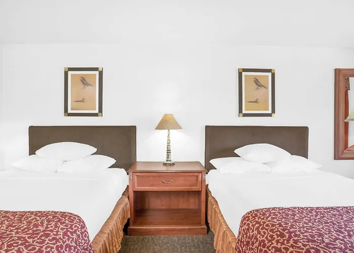 Ramada By Wyndham Barstow Hotel