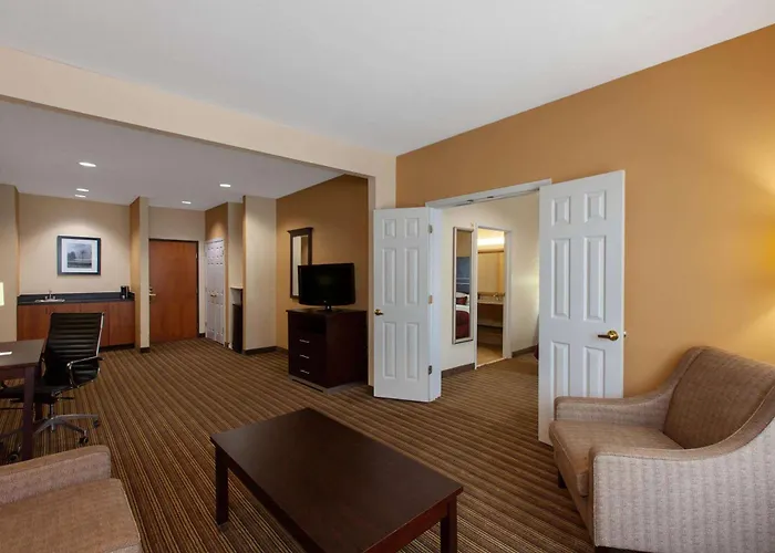 Wingate By Wyndham / Willowbrook