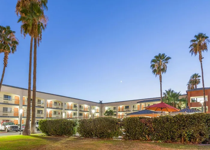 Super 8 By Wyndham Bakersfield/Central