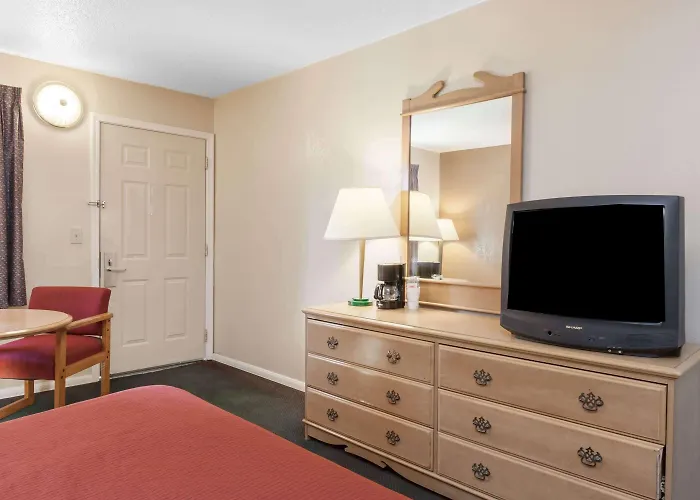 Howard Johnson By Wyndham Bakersfield