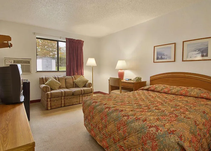 Super 8 By Wyndham New Castle Hotel