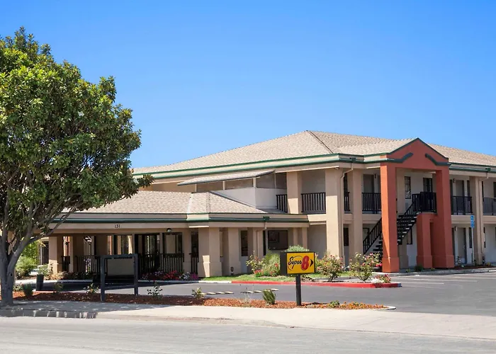 Super 8 By Wyndham Salinas