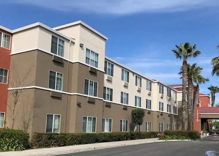 Holiday Inn Express & Suites Tracy By Ihg