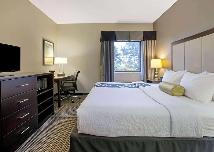 La Quinta Inn & Suites By Wyndham Detroit Metro Airport Romulus
