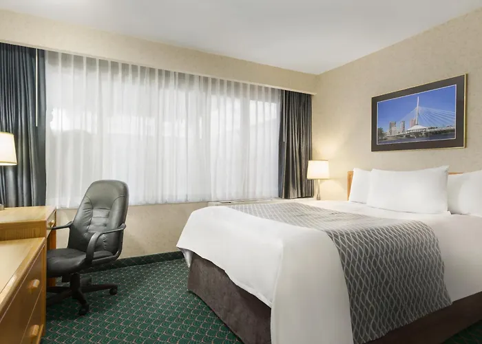Travelodge By Wyndham Winnipeg East