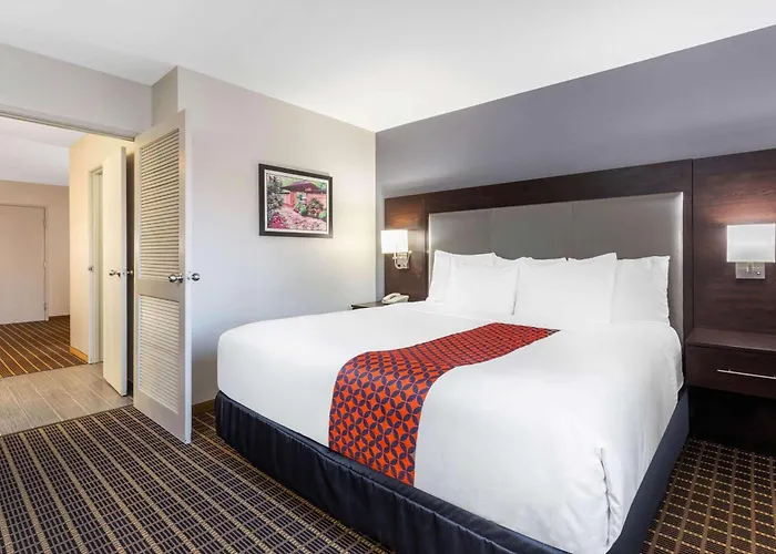 La Quinta By Wyndham Rockford Hotel