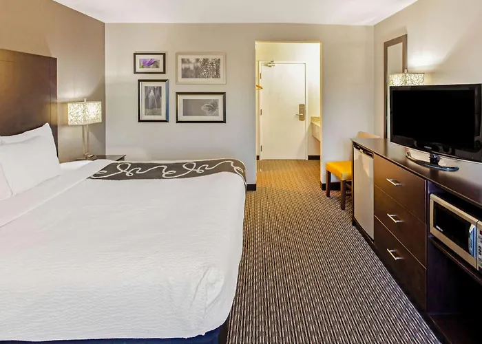 La Quinta By Wyndham Milwaukee Delafield Hotel