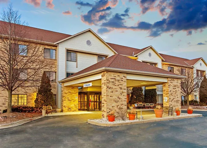 La Quinta By Wyndham Milwaukee Delafield