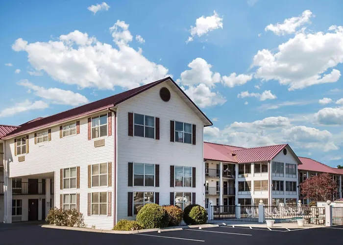 Super 8 By Wyndham Sevierville Riverside