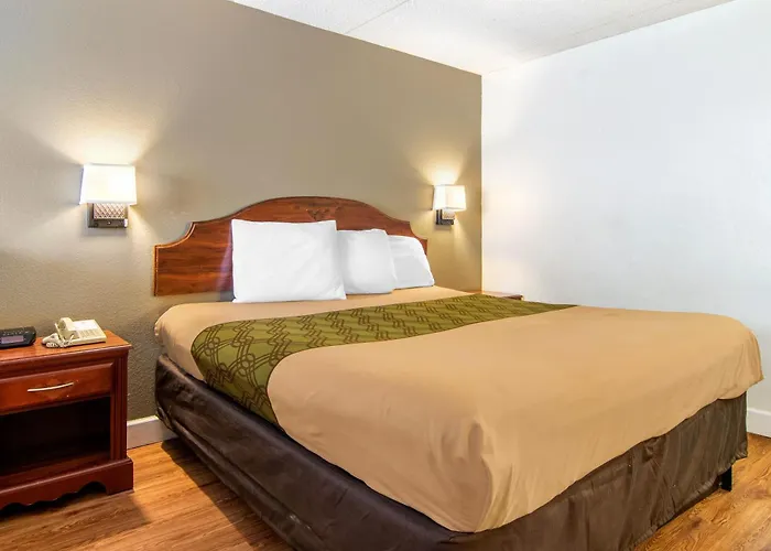 Econo Lodge Inn & Suites