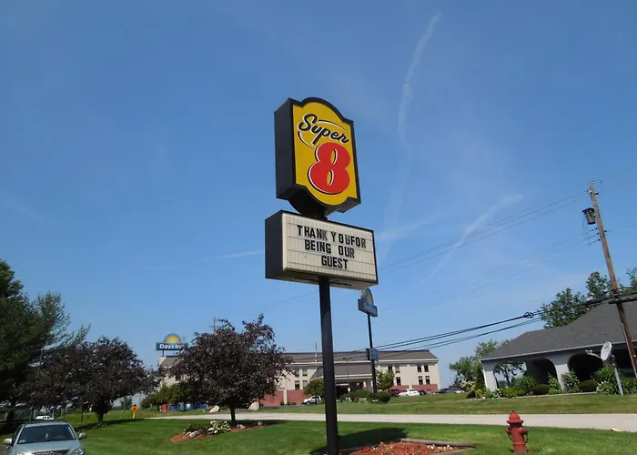 Super 8 By Wyndham /Akron Area
