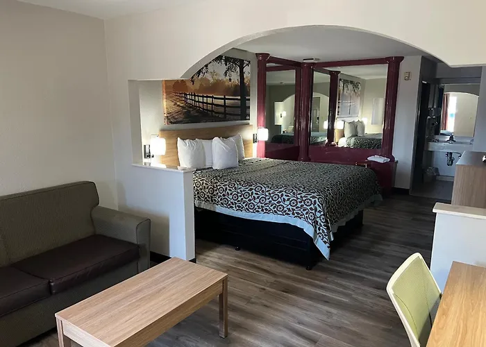 Days Inn & Suites By Wyndham Opelousas