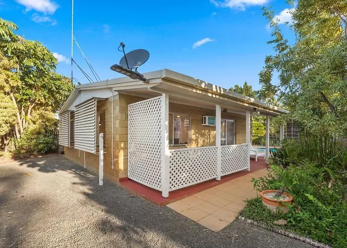 Relaxed Urangan Living At The Poolside Bungalow