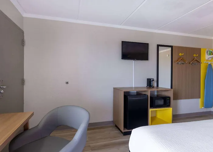 Days Inn & Suites By Wyndham Fort Bragg/Cross Creek Mall