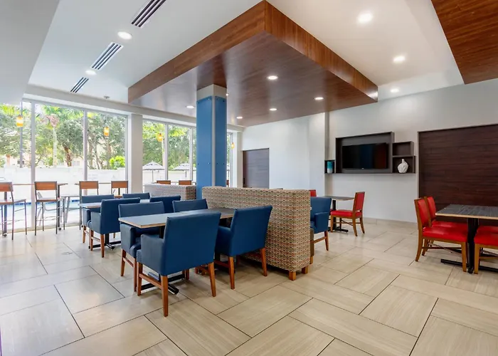 Holiday Inn Express & Suites - By Ihg