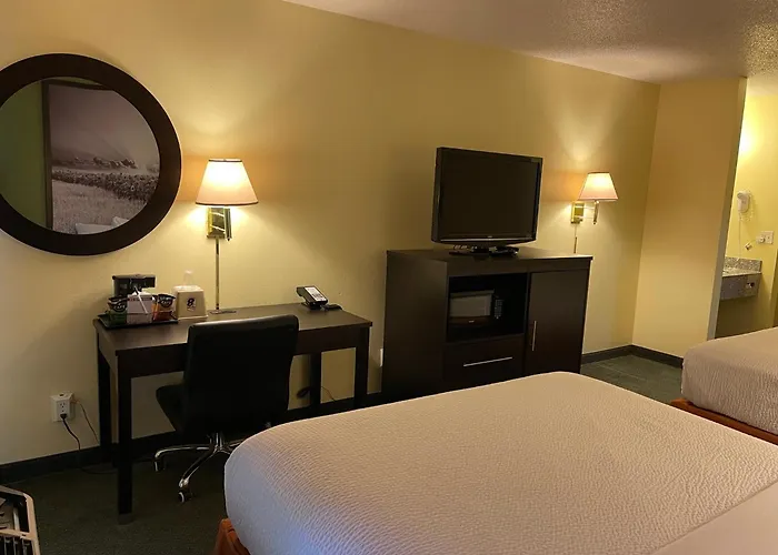 Super 8 By Wyndham Colby Motel