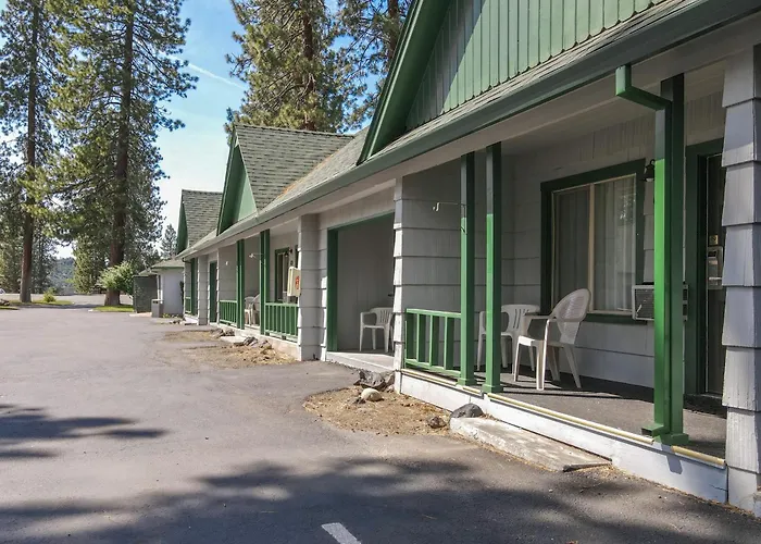 Green Gables Motel & Suites