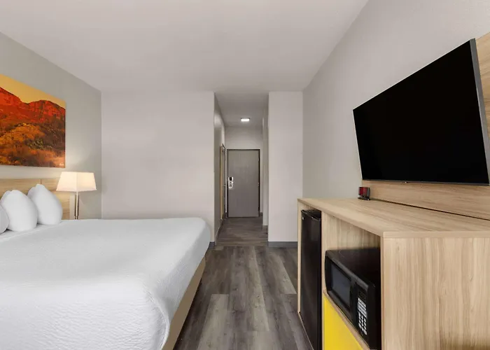 Days Inn & Suites By Wyndham Tucson/Marana