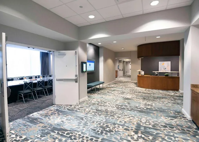 Doubletree By Hilton Hotel And Conference Center Chicago North Shore