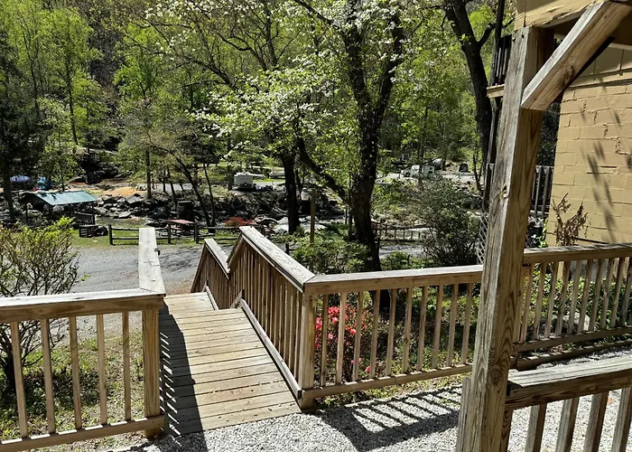 The Evening Shade River Lodge And Cabins