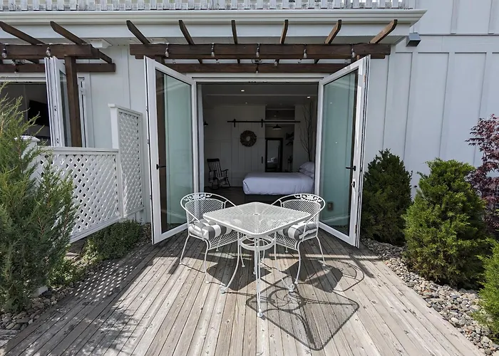 Autumn Lane B&B, Farmhouse Elegance & Stunning Lakeviews
