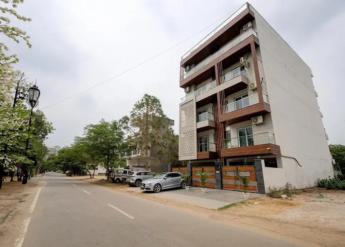 The Empire Studioz Hotel Golf Course Road Studio With Kitchen & Balcony One Horizon Center Paras Hospital Cyber City