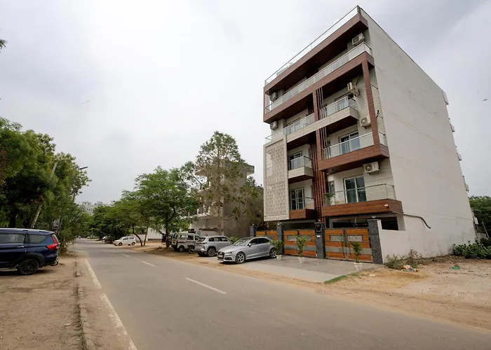 The Empire Studioz Hotel Golf Course Road Studio With Kitchen & Balcony One Horizon Center Paras Hospital Cyber City