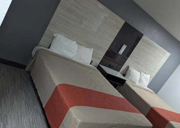 Evergreen Inn & Suites Portland (Adults Only)