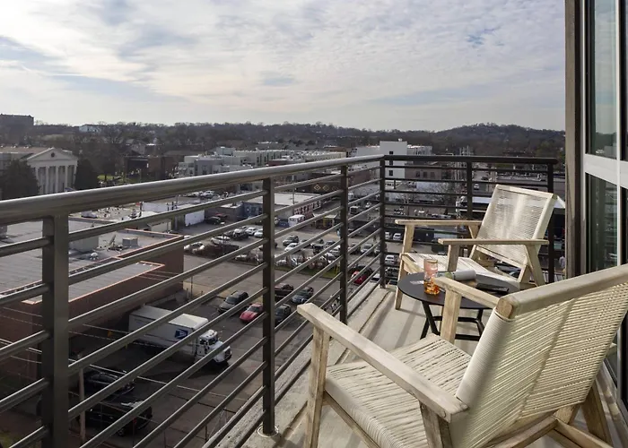 Moxy Vanderbilt Area