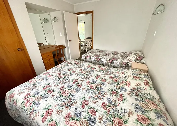 Browns Bay Olive Tree - Pet Friendly Family Apartment