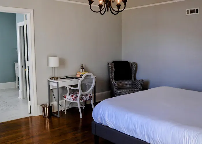 Wood Manor Guest House