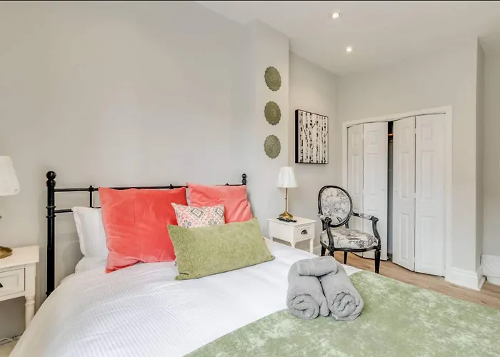Casa Queen Hotel Cozy Fireplace Suite Leslieville